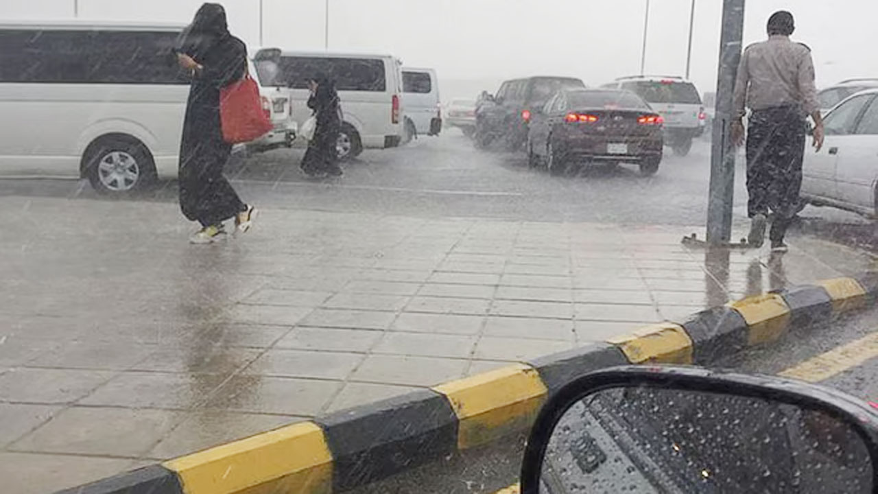 সৌদিজুড়ে চলছে ঝড়-বৃষ্টি, বন্যার সতর্কবার্তা দিলো আবহাওয়া দপ্তর