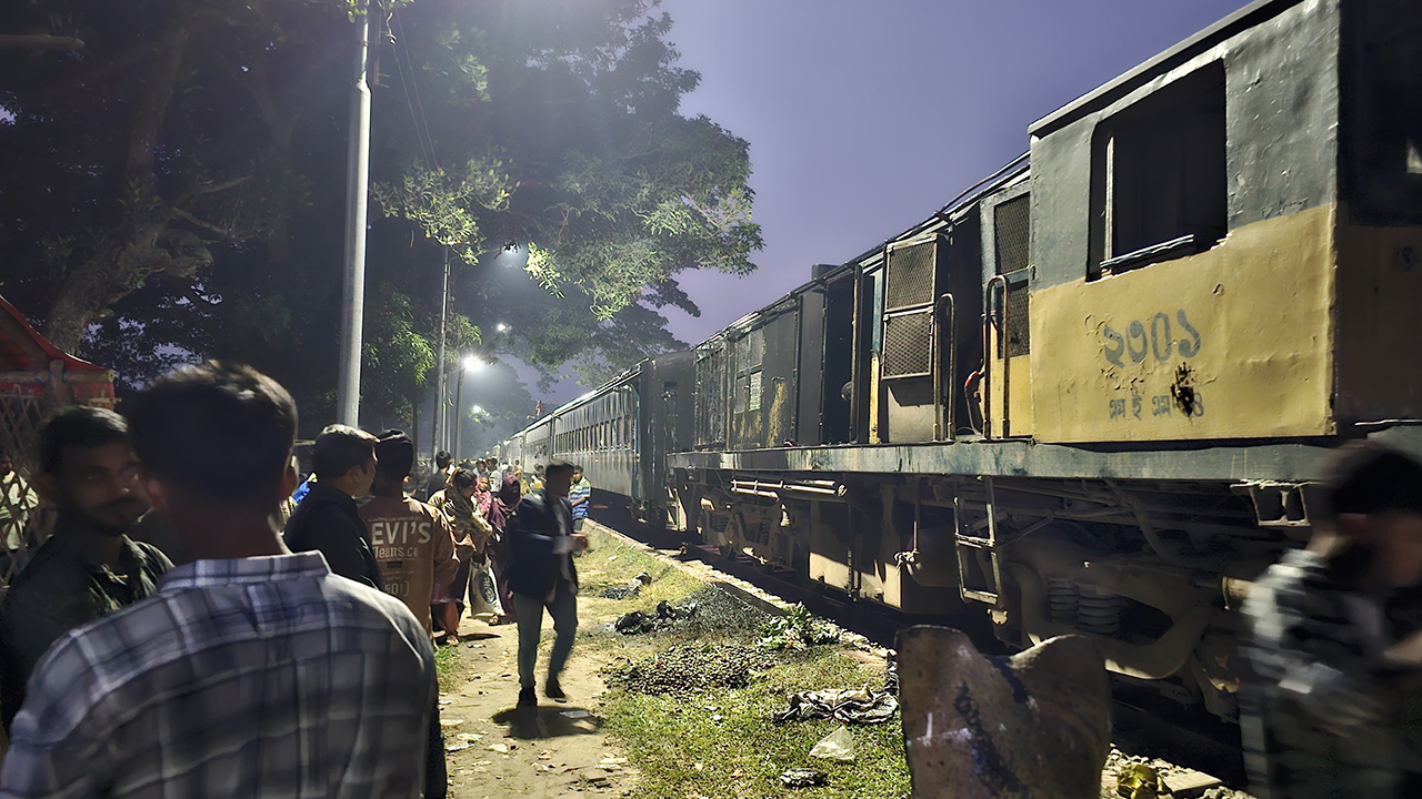 দুই ঘণ্টা পর ঢাকা-ময়মনসিংহ রুটে ট্রেন চলাচল স্বাভাবিক