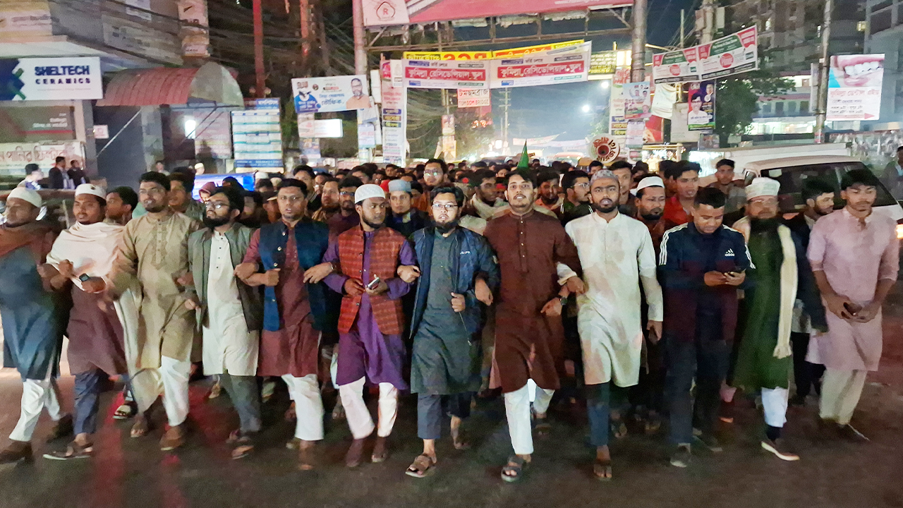 ওসমান হাদিকে গুলির প্রতিবাদে উত্তাল সারাদেশ