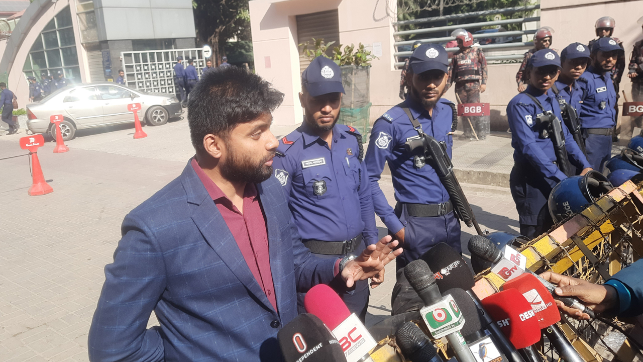 খুব অভিজ্ঞ ছাড়া এভাবে কেউ গুলি করতে পারে না : চিকিৎসক আব্দুল আহাদ