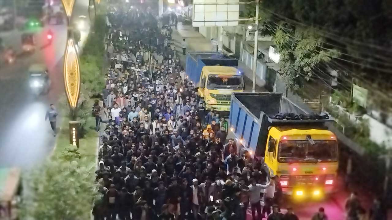 ওসমান হাদি হত্যার বিচার দাবিতে উত্তাল রাবি