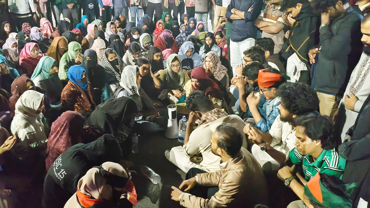 জবি শিবির সভাপতির মোনাজাতে অঝোরে কাঁদলেন শিক্ষার্থীরা