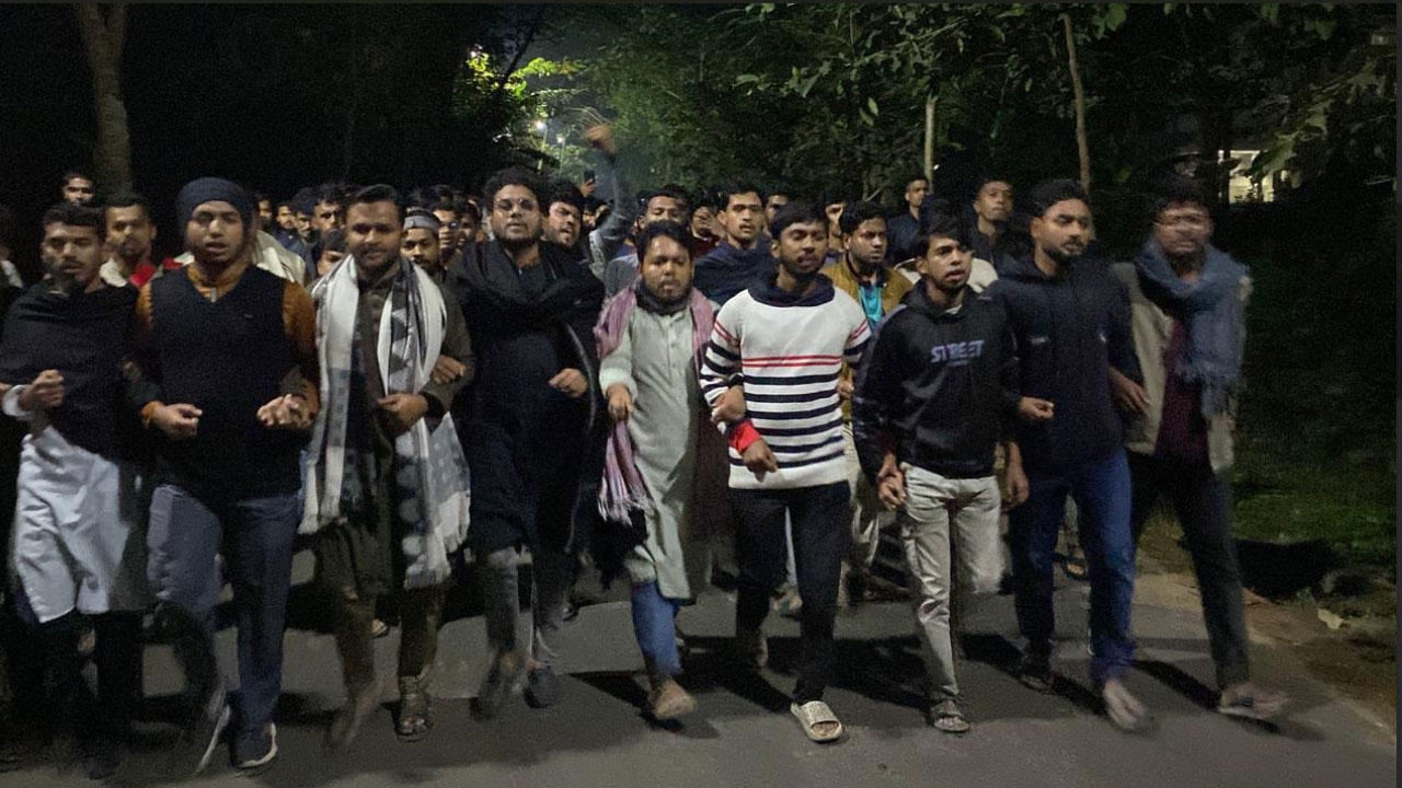 মধ্যরাতে টায়ার জ্বালিয়ে নোয়াখালী সড়ক অবরোধ