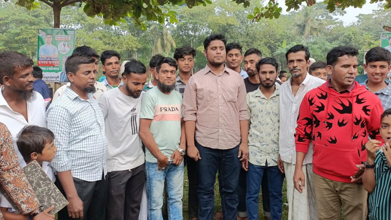 নির্বাচনী প্রচারণায় হাসনাত, এক দিনে করলেন ১৮টি স্থানে পদযাত্রা