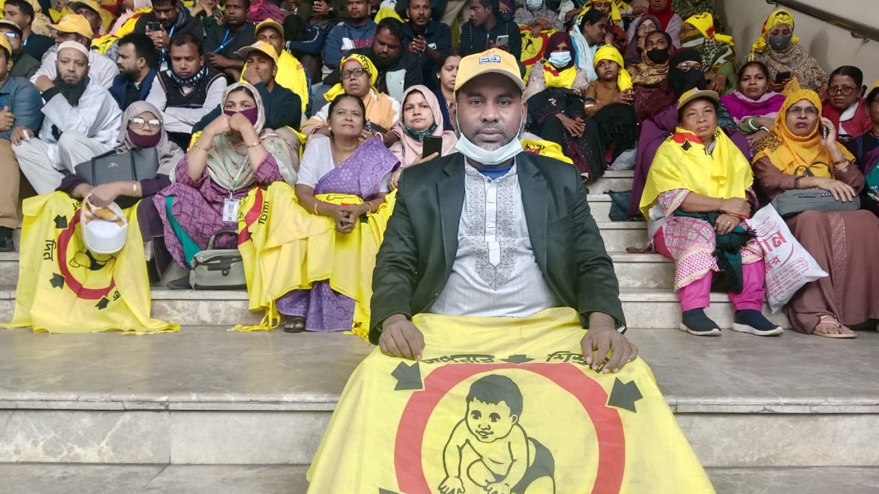 ৯ দিন ধরে স্বাস্থ্য অধিদপ্তর অবরোধ করে আন্দোলনে স্বাস্থ্য সহকারীরা