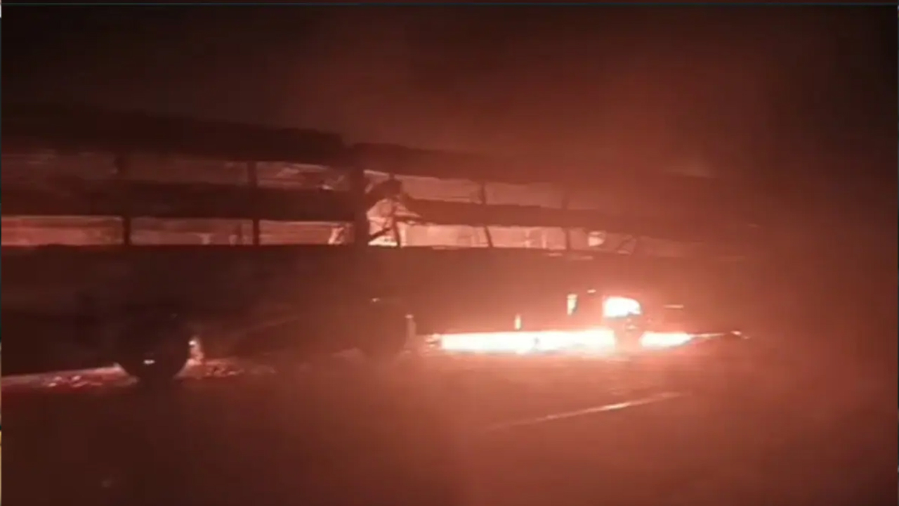 ঘন কুয়াশায় বাস ও গাড়ির সংঘর্ষে আগুন লেগে চারজন নিহত