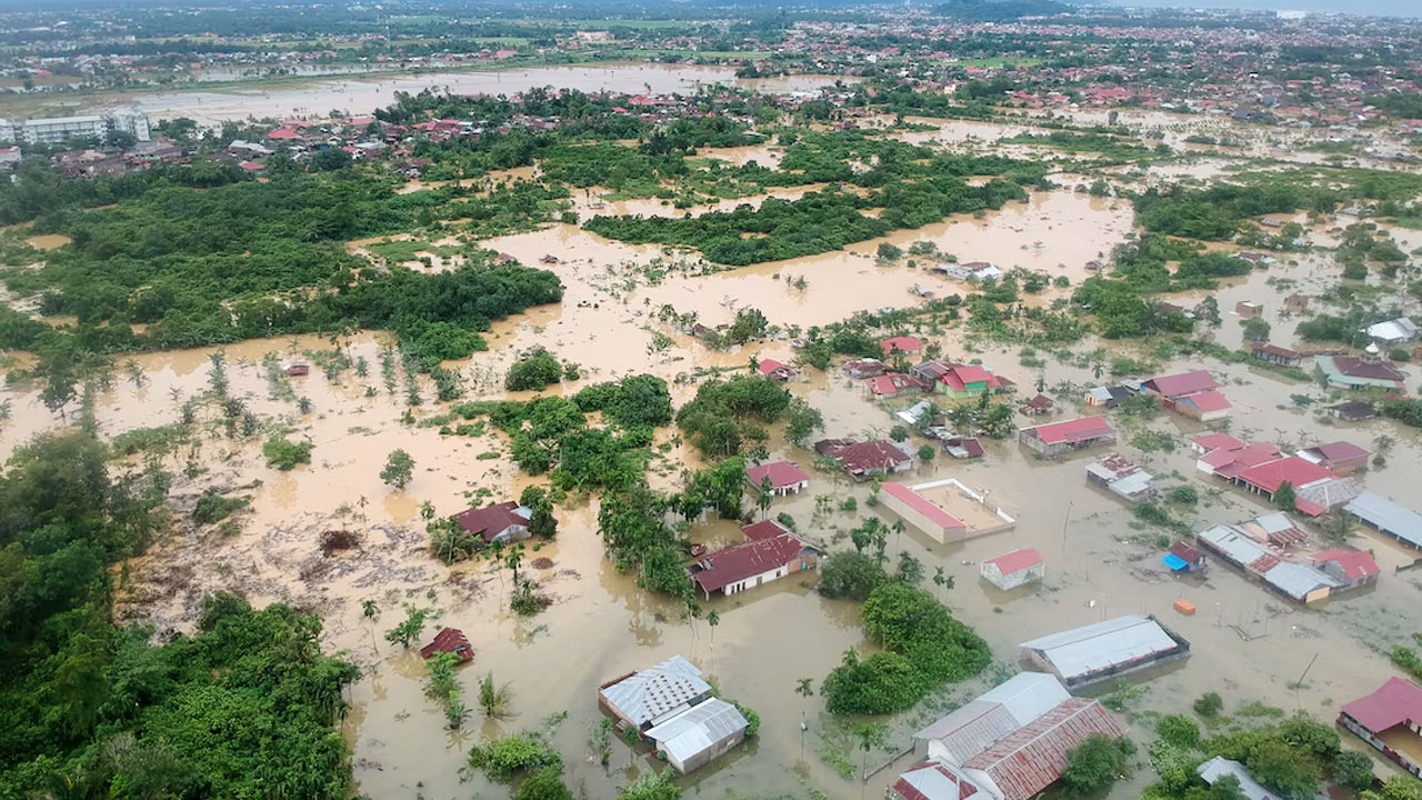 ইন্দোনেশিয়ায় বন্যা-ভূমিধস : মৃতের সংখ্যা ছাড়াল ৯০০