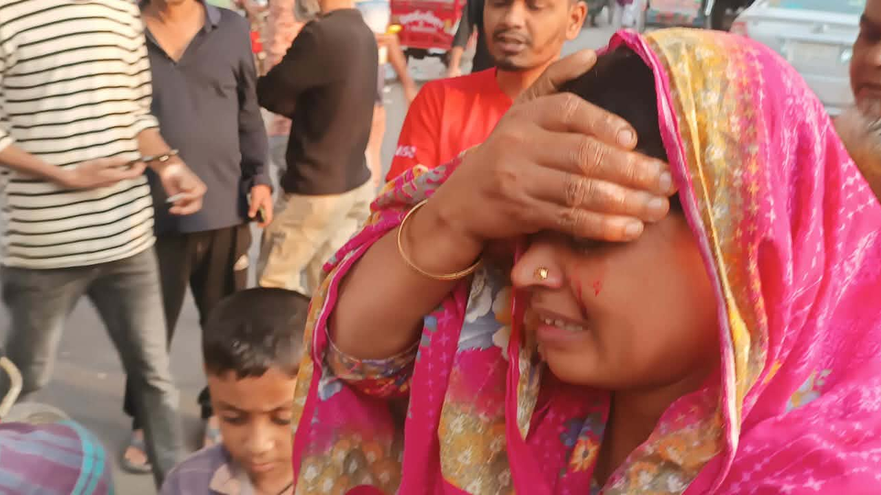 শান্তিনগরে ফ্লাইওভার থেকে ককটেল নিক্ষেপ, নারী আহত