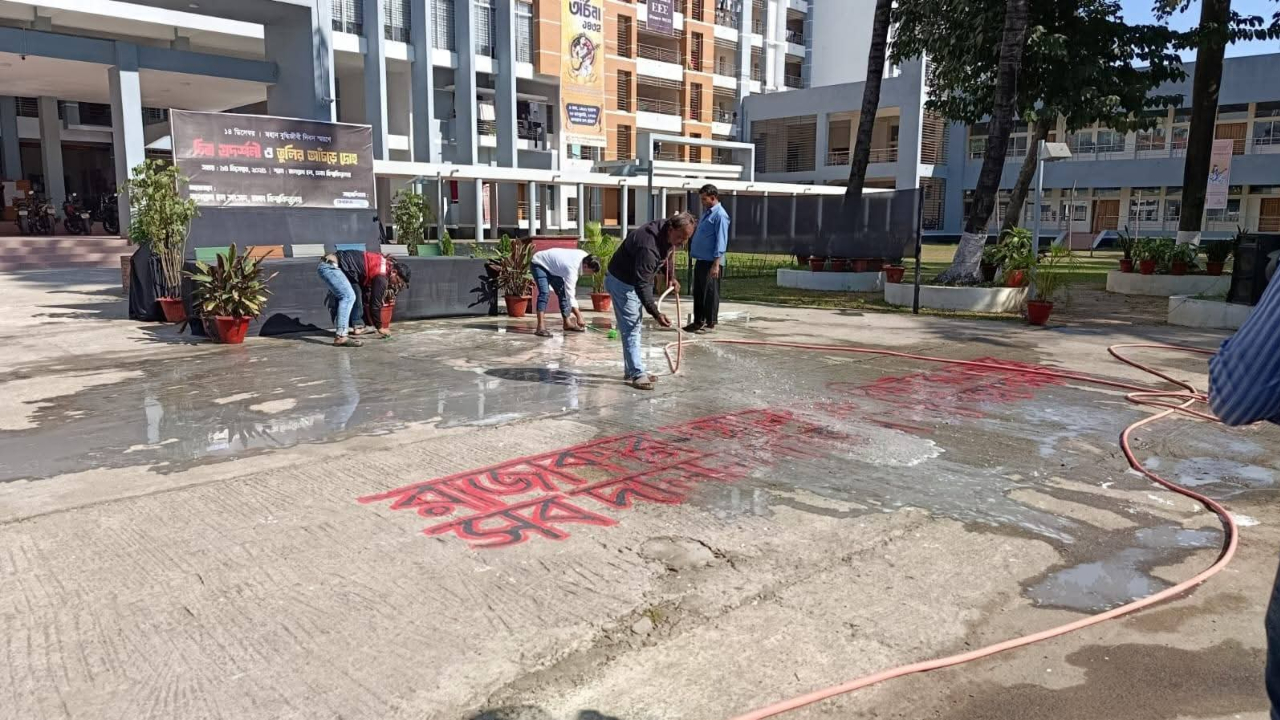 জগন্নাথ হলে গোলাম আজম-কাদের মোল্লার ব্যঙ্গাত্মক ছবি মুছে দিলো হল প্রশাসন