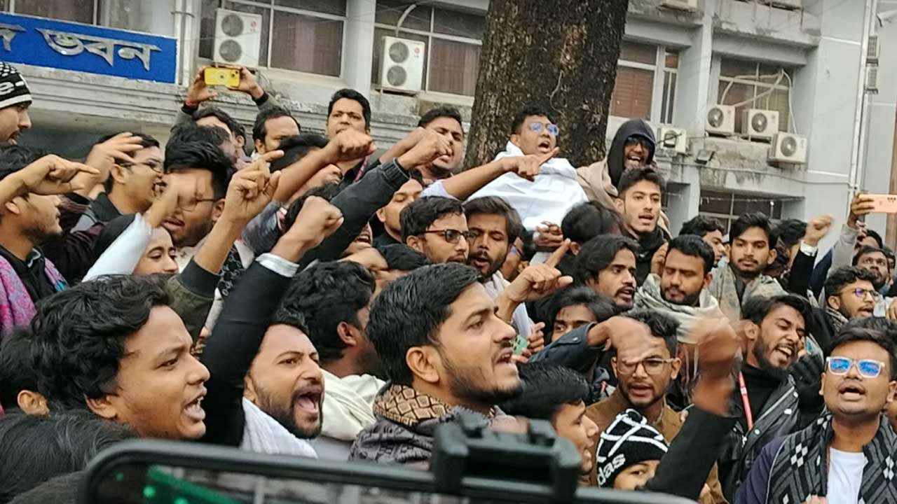 জকসু নির্বাচন স্থগিতের প্রতিবাদে শিক্ষার্থীদের বিক্ষোভ