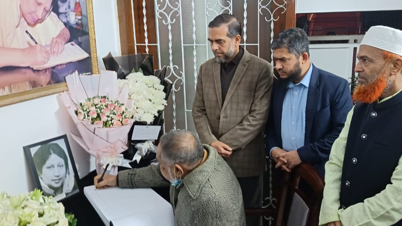 বিএনপি কার্যালয়ে শোক বইতে জামায়াতের নায়েবে আমিরের স্বাক্ষর