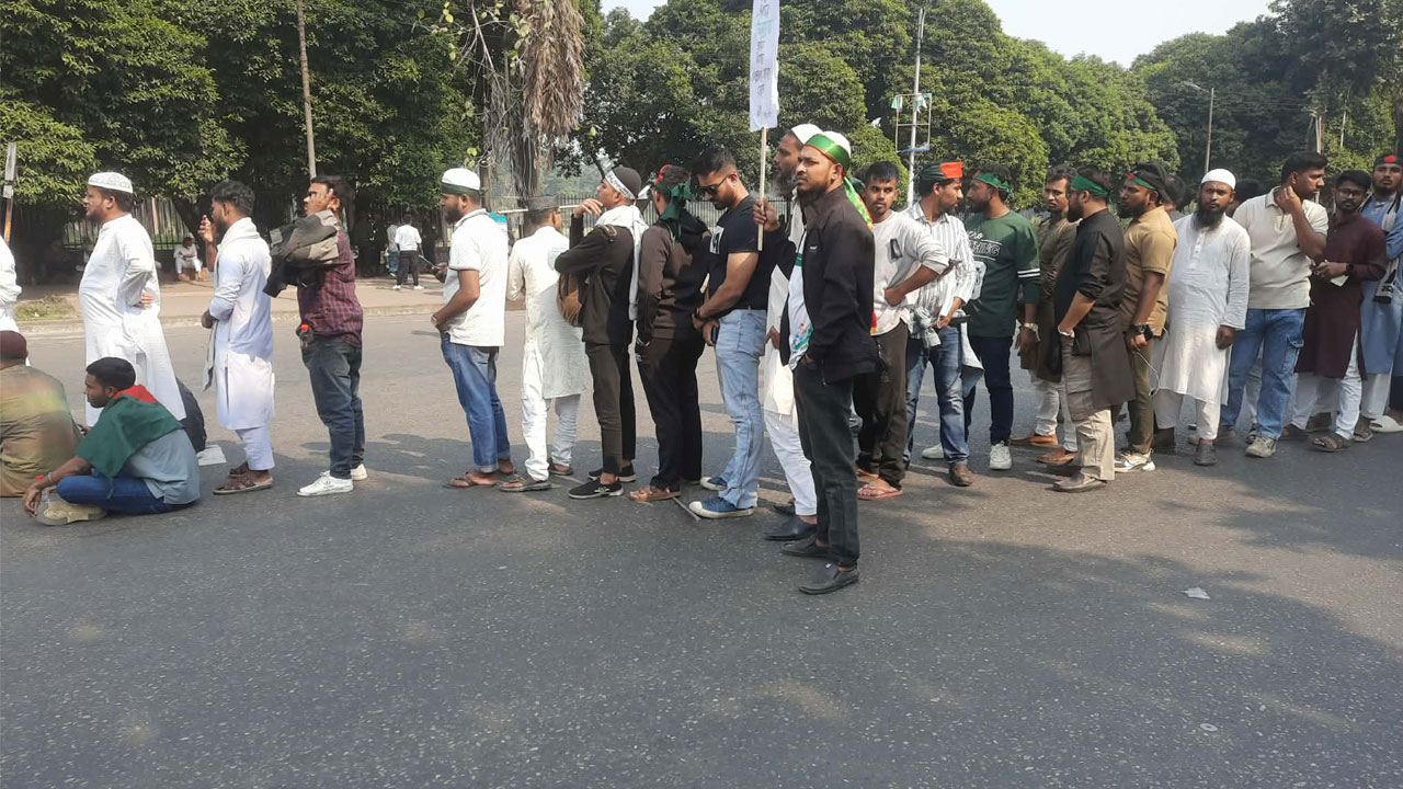 সংসদ ভবনের দক্ষিণ প্লাজায় প্রবেশের অপেক্ষায় সারিবদ্ধ হাজারো ছাত্র-জনতা