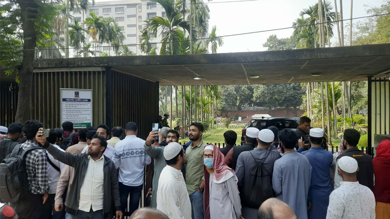 সমাধিস্থলের বাইরে অপেক্ষা