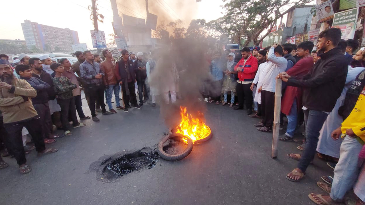 ওসমান হাদি গুলিবিদ্ধের প্রতিবাদে ঝালকাঠিতে মহাসড়ক অবরোধ