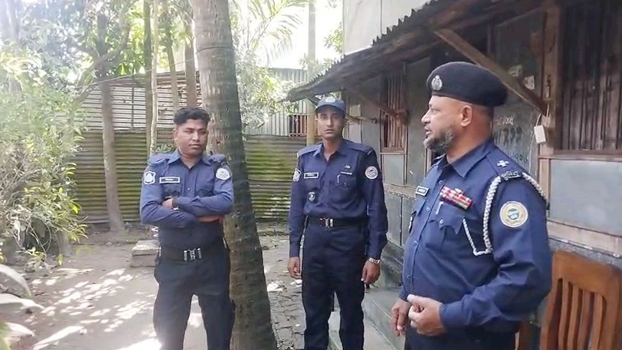 হাদির বাড়িতে পুলিশ মোতায়েন