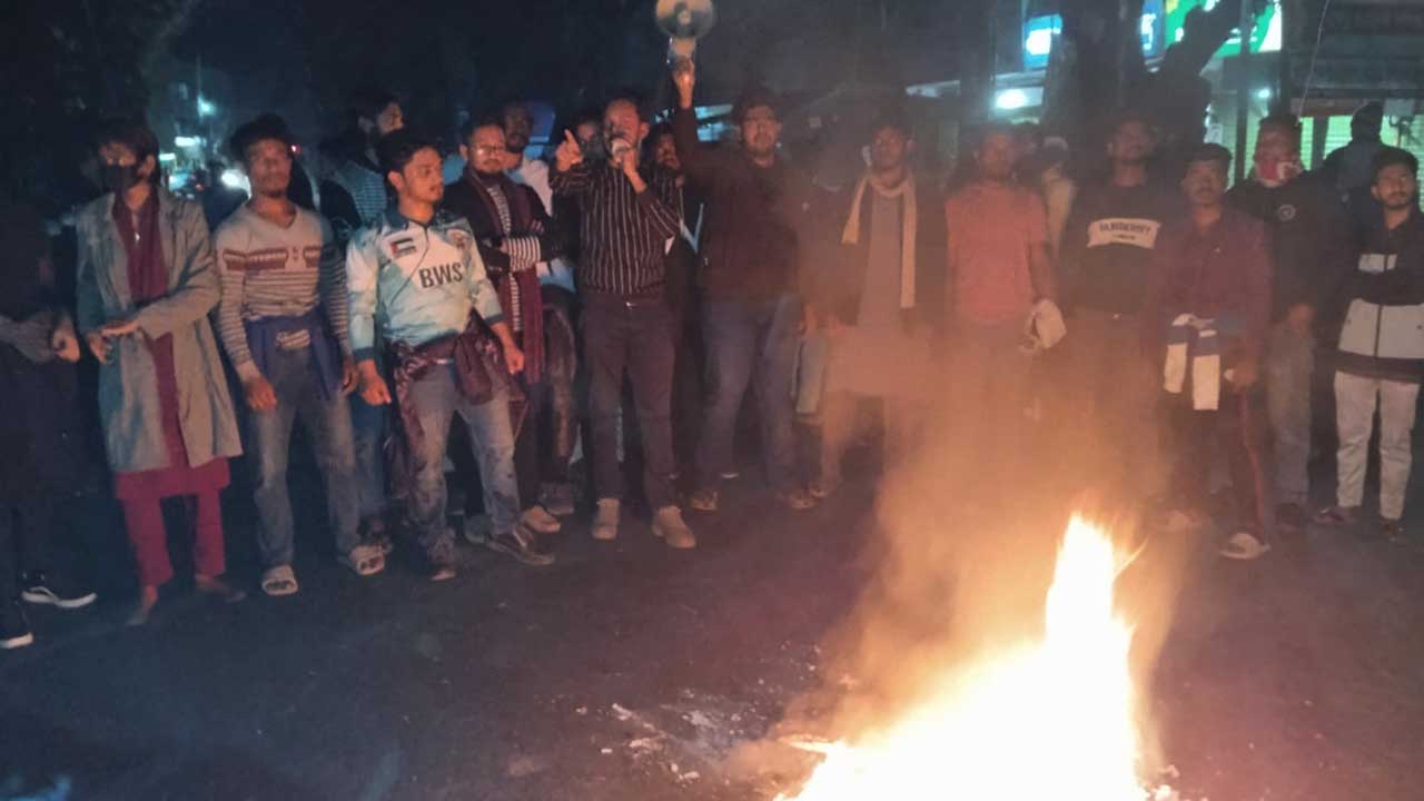 হাদির খুনিদের গ্রেপ্তার ও বিচার দাবিতে মহাসড়ক অবরোধ