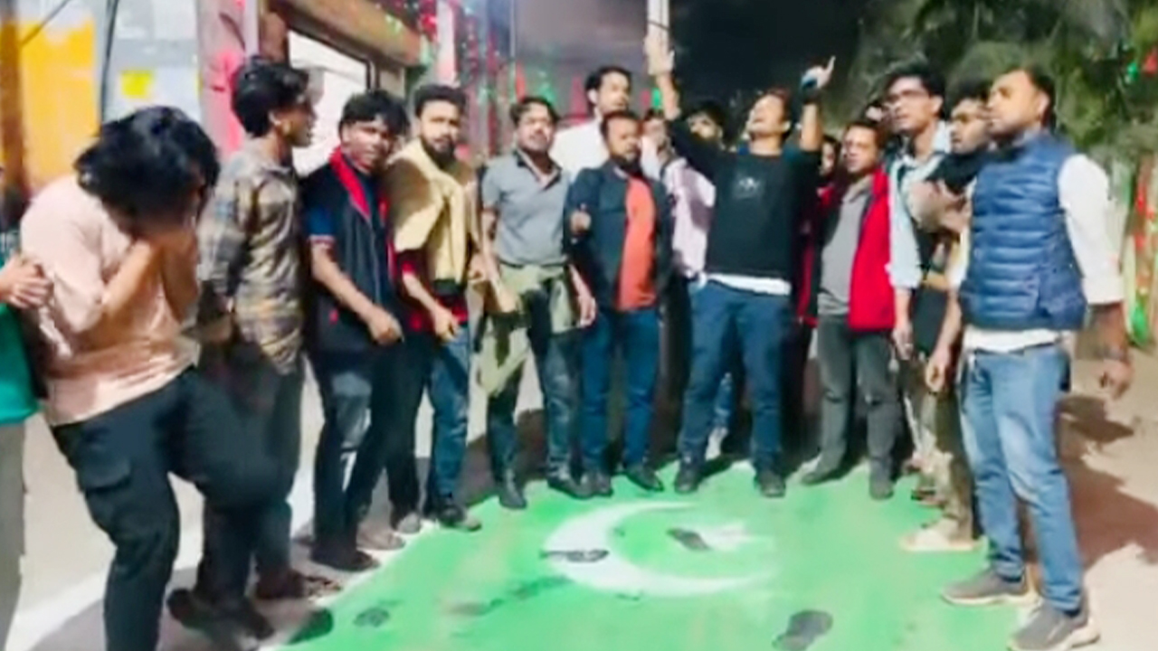 শেষরাতে পাকিস্তান বিরোধী স্লোগানে উত্তাল জবি