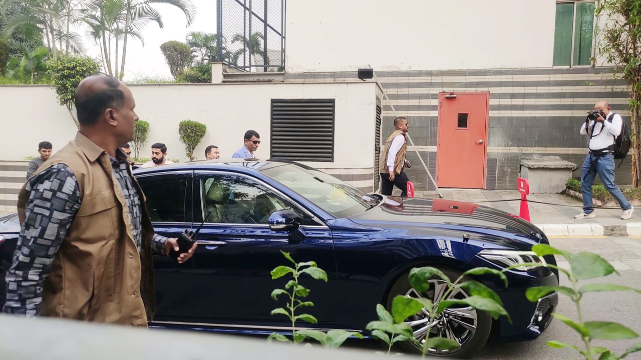 খালেদা জিয়াকে দেখতে হাসপাতালে জোবাইদা রহমান