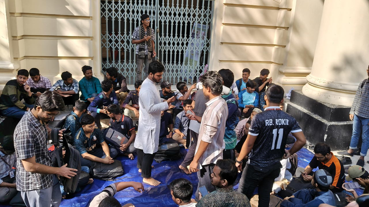 তিন দফা দাবিতে ভিসির ভবন ঘেরাও আস-সুন্নাহর শিক্ষার্থীদের