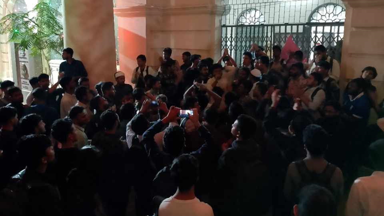 আস-সুন্নাহ হল শিক্ষার্থীদের অবরোধ, ৯ ঘণ্টা অবরুদ্ধ উপাচার্য-কোষাধ্যক্ষ