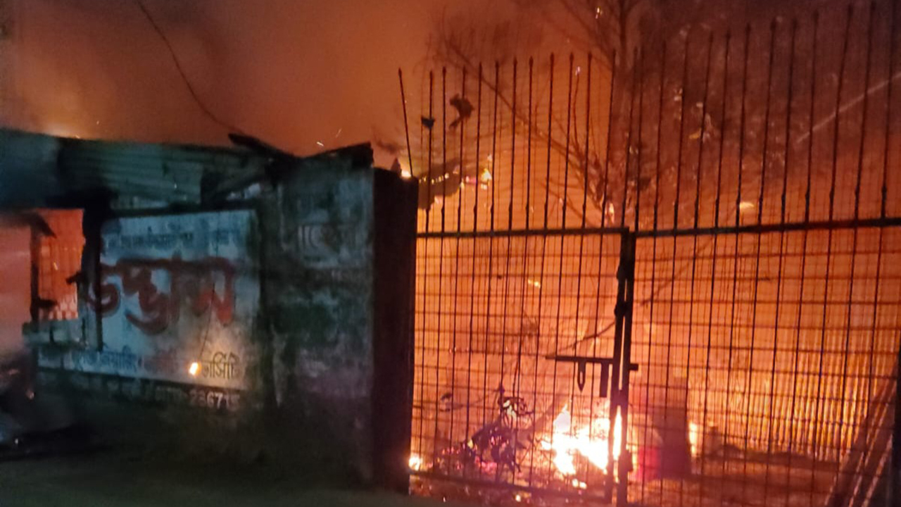 খুলনায় মধ্যরাতে আগুনে দোকান ভস্মীভূত