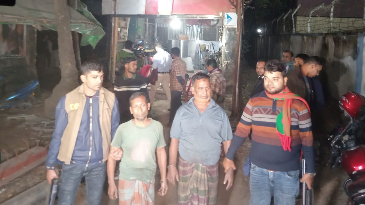 খুলনায় অস্ত্র তৈরির কারখানার সন্ধান, আটক ৩