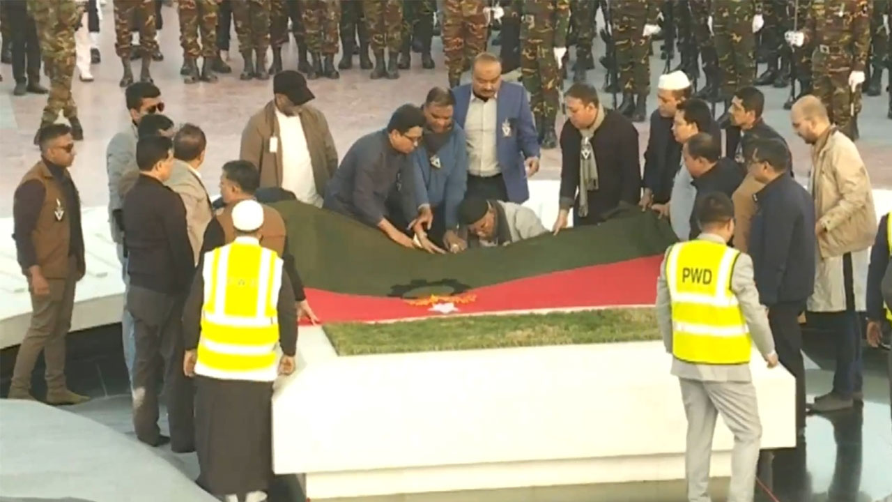 স্বামীর পাশে চিরনিদ্রায় শায়িত ‘আপসহীন নেত্রী’ খালেদা জিয়া