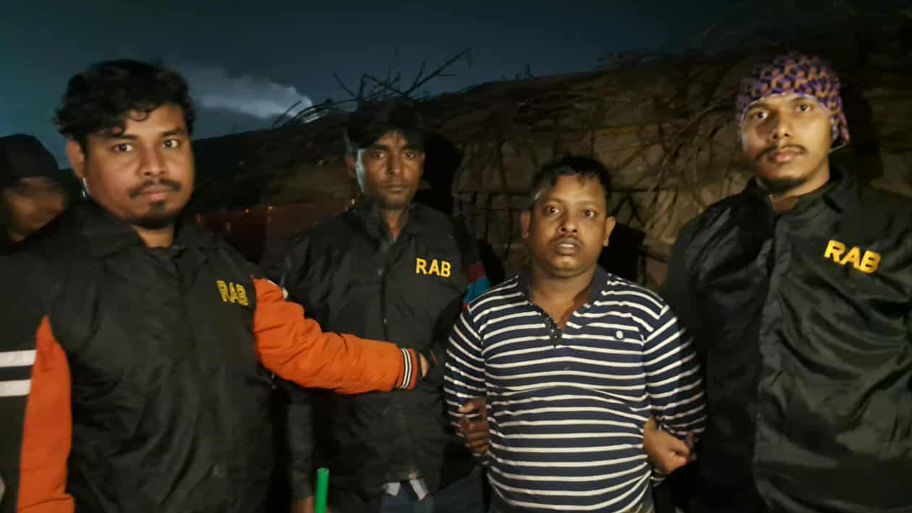 হাদিকে হত্যাচেষ্টা : শুটার ফয়সালের সহযোগী কবির গ্রেপ্তার