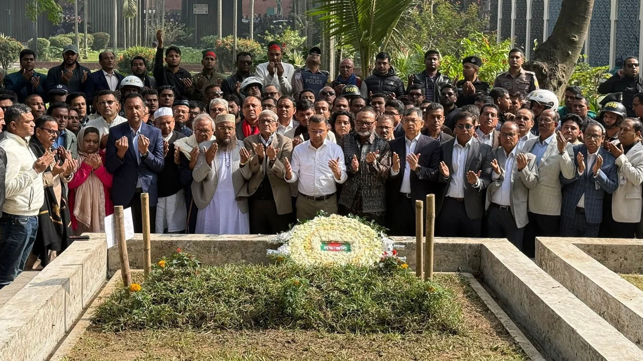 শহীদ ওসমান হাদির কবর জিয়ারত করলেন তারেক রহমান