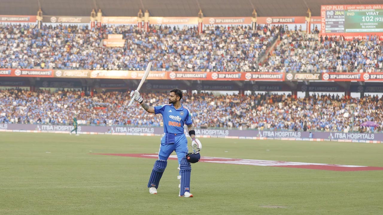 এক সিরিজে দুই সেঞ্চুরি করেও বেতন কমছে কোহলির