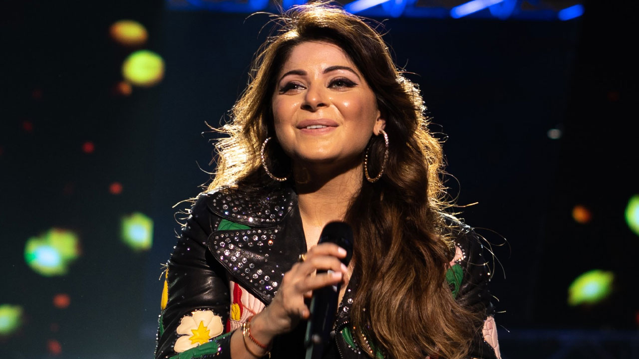 মঞ্চে উঠে গায়িকাকে কোলে তুলতে গেলেন শ্রোতা, অতঃপর...