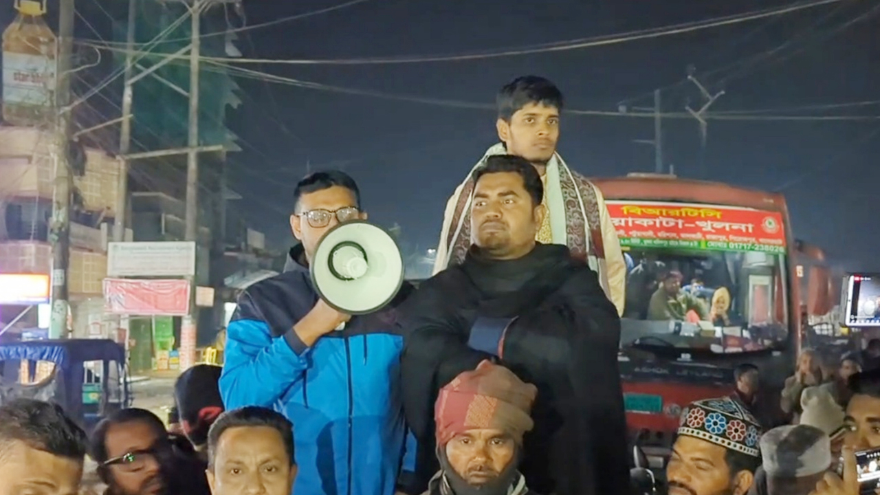 ওসমান হাদি হত্যার বিচার দাবিতে বরিশাল-কুয়াকাটা মহাসড়ক অবরোধ