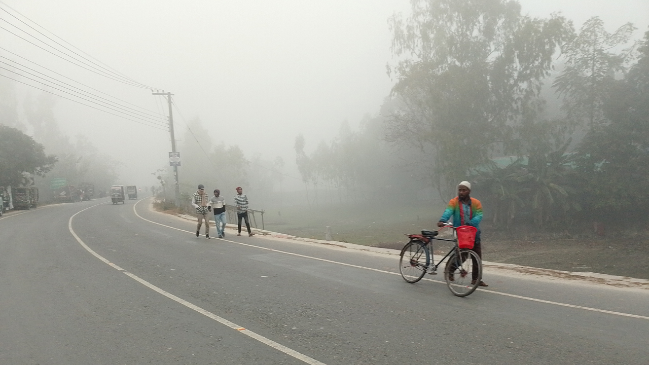 ঘন কুয়াশা ও তীব্র শীতে বিপর্যস্ত কুড়িগ্রামের জনজীবন