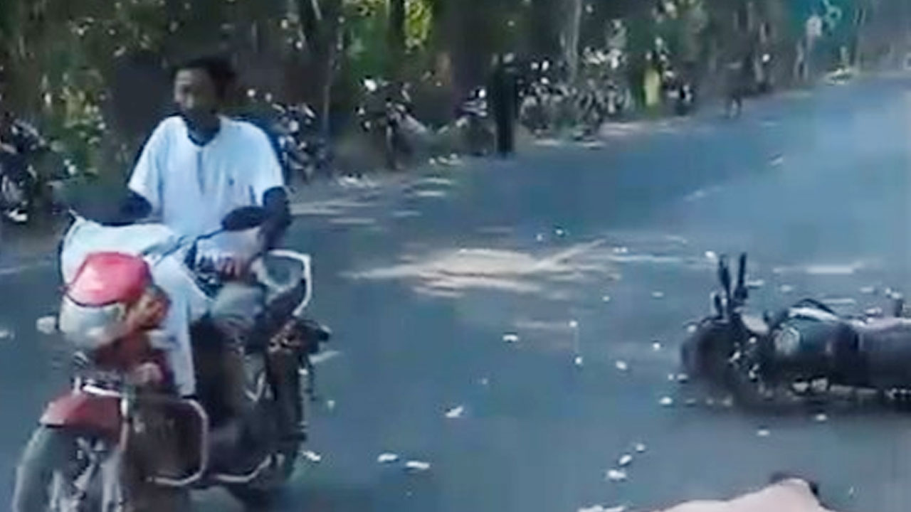 কুষ্টিয়ায় কার্ভাডভ্যানের চাপায় দুই পুলিশ কর্মকর্তা নিহত