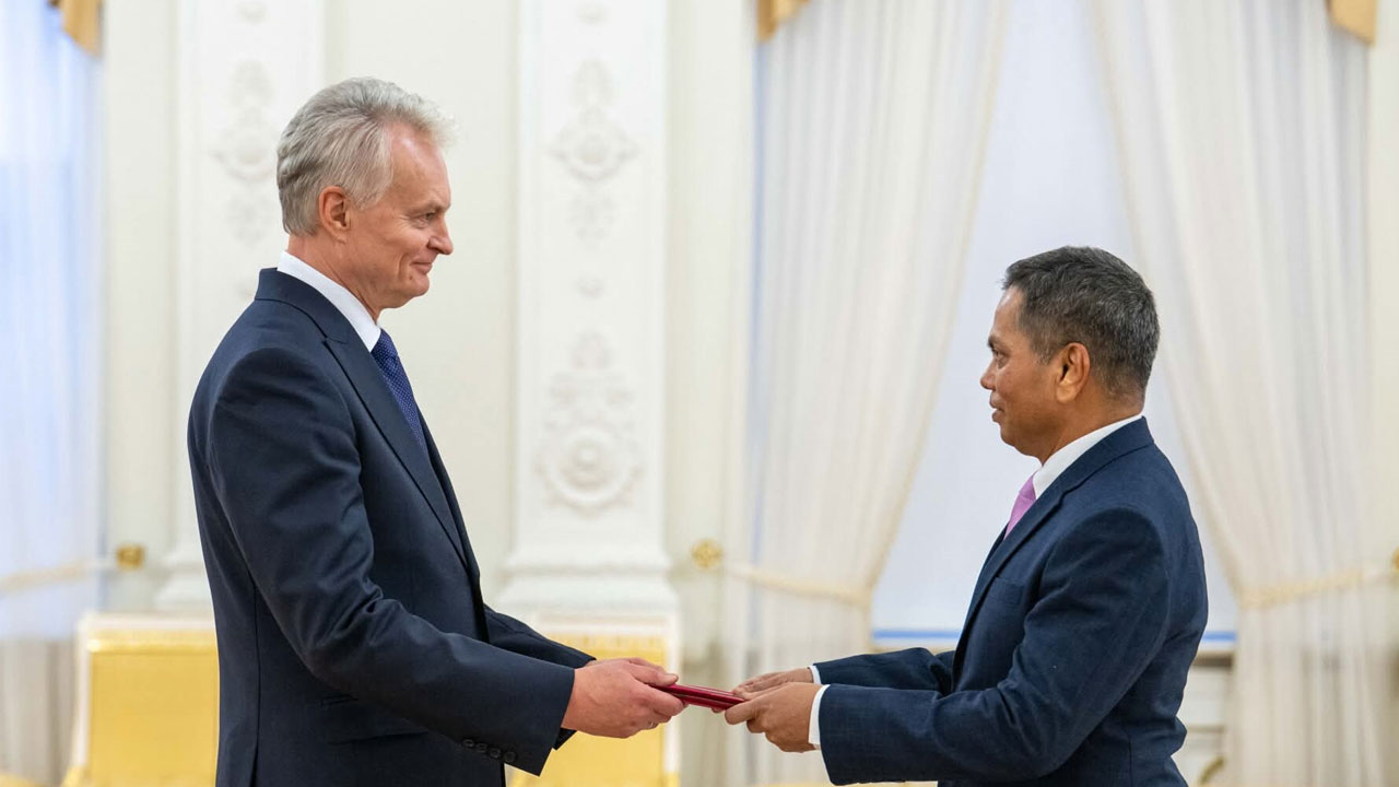 লিথুয়ানিয়ার রাষ্ট্রপতির কাছে বাংলাদেশের রাষ্ট্রদূতের পরিচয়পত্র পেশ