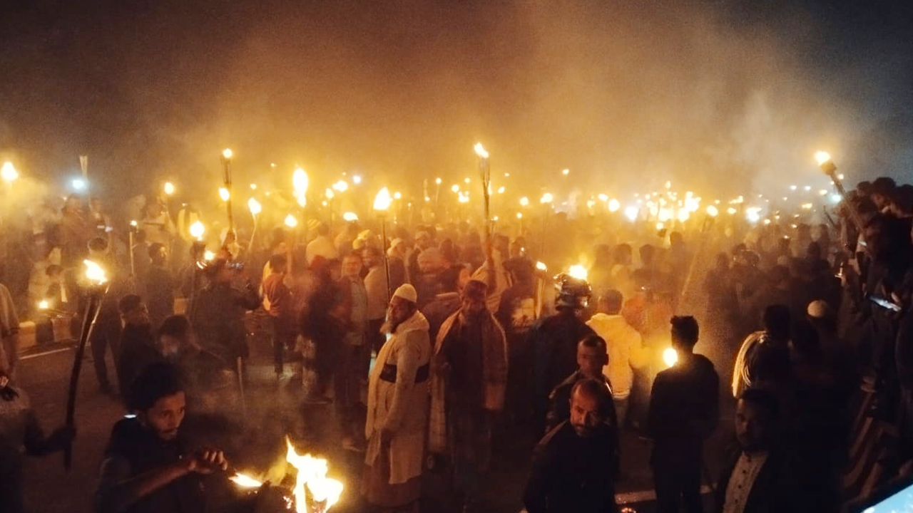 মাদারীপুর-১ আসনে নাদিরাকে মনোনয়ন, এক্সপ্রেসওয়ে অবরোধ করে মশাল মিছিল
