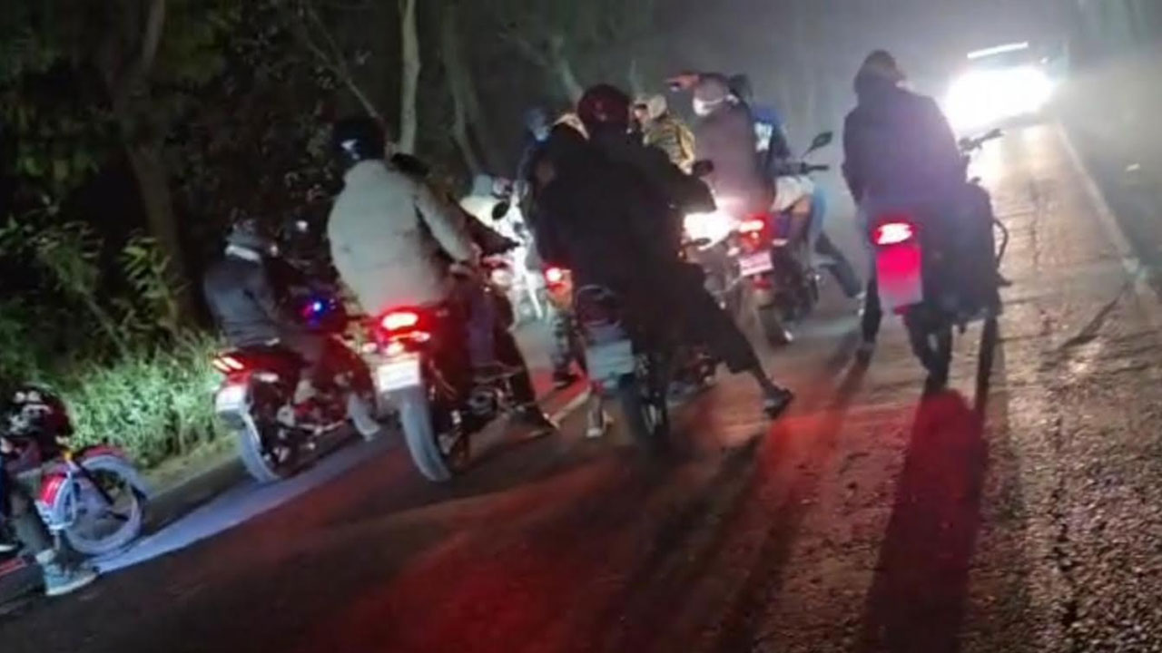 ঢাকা-বরিশাল মহাসড়কে গাছ ফেলে অবরোধ, মাস্ক পরে মোটরসাইকেল শোডাউন