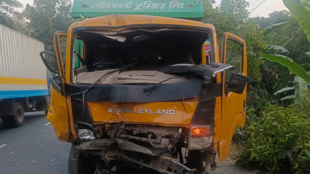 ঢাকা-বরিশাল মহাসড়কে কাভার্ডভ্যানের চাপায় নিহত ২