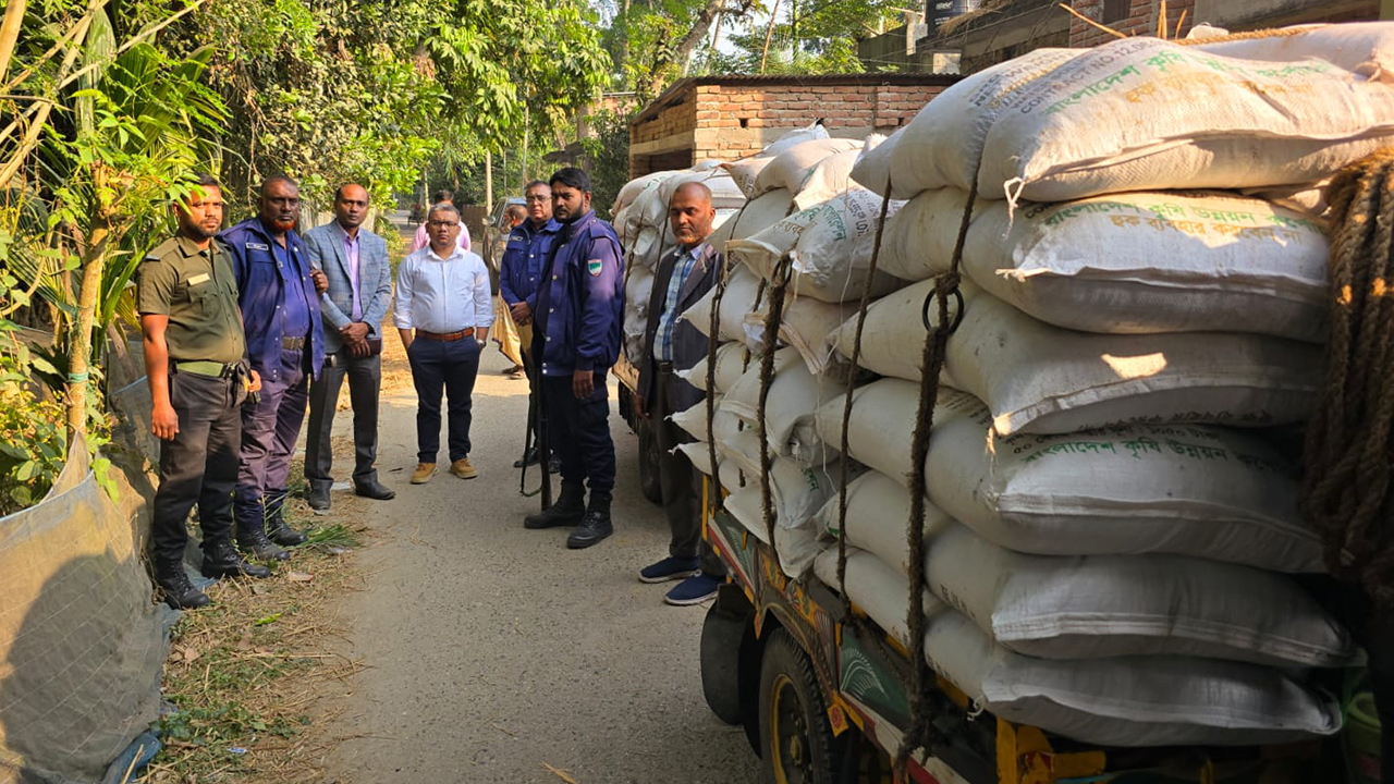মাগুরায় অবৈধভাবে মজুদ ৯৪ বস্তা সার জব্দ