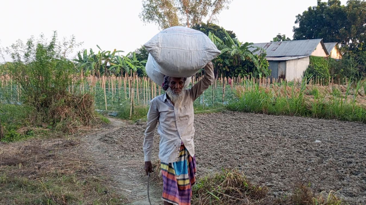 দৃষ্টিহীন চোখে সংসারের ভার, হার মানেননি আব্দুল মান্নান