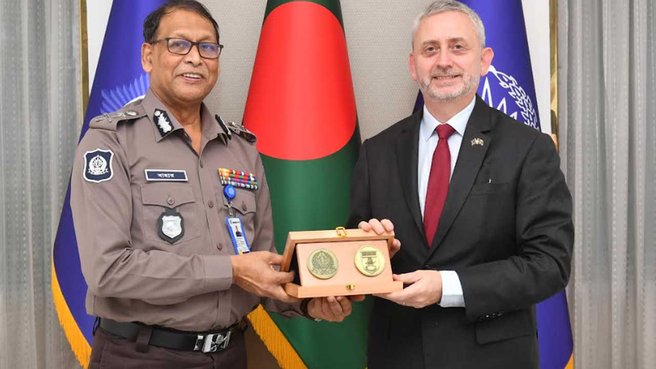 আইজিপির সঙ্গে ইউরোপীয় ইউনিয়নের রাষ্ট্রদূতের সৌজন্য সাক্ষাৎ