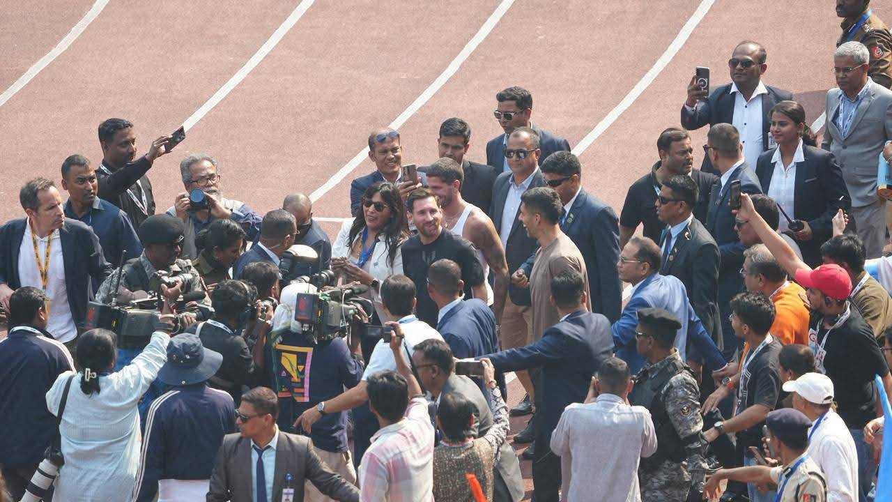 ১০ মিনিটও মাঠে থাকলেন না মেসি, ভাঙচুর চালালেন কলকাতার ক্ষুব্ধ সমর্থকরা