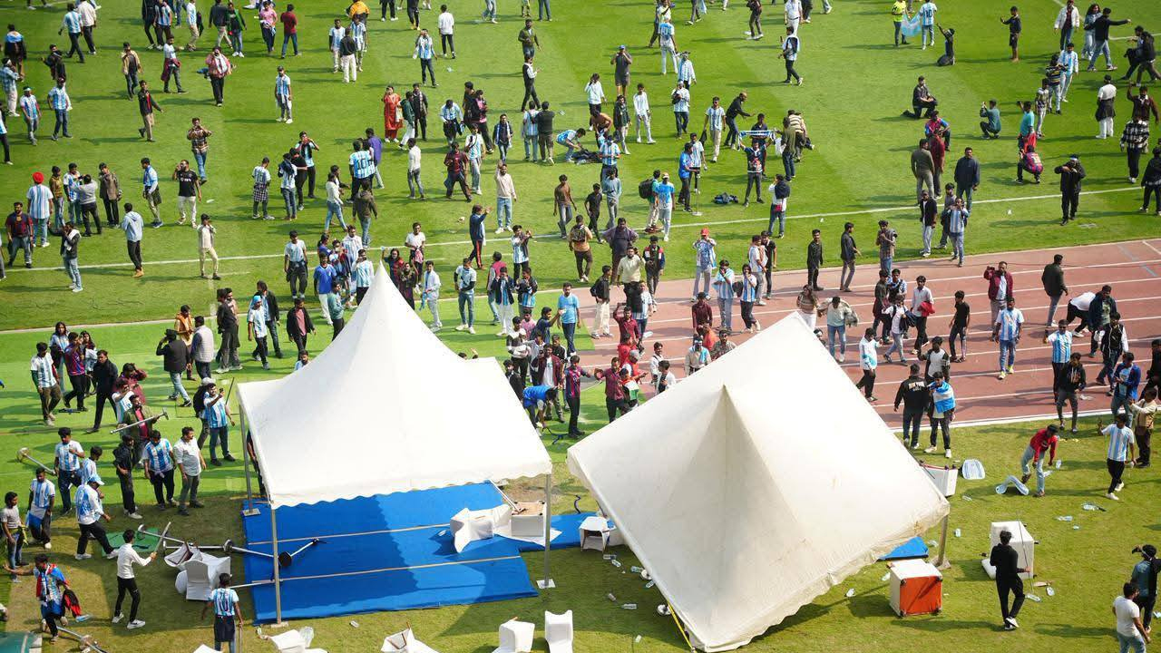 মেসিকে দেখতে ‘হানিমুন বাতিল’, ভক্তদের আবেগ নিয়ে খেলার অভিযোগ!