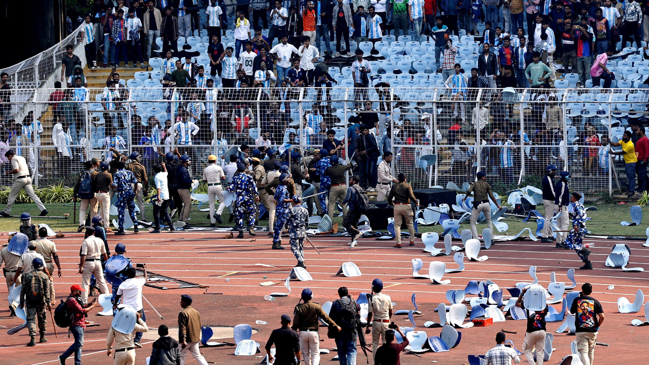 মেসিকে ‘দেখতে না পেয়ে' কলকাতায় দর্শকদের ক্ষোভ, তোপের মুখে মমতা