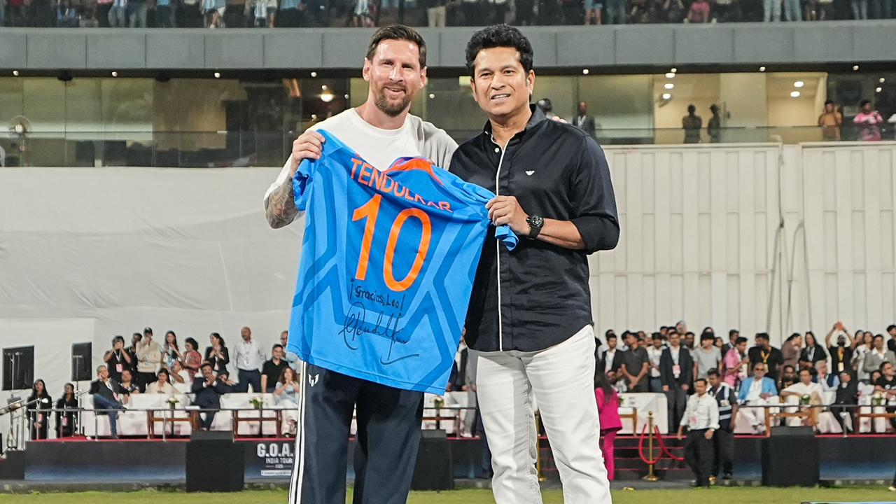 ওয়াংখেড়েতে এক ফ্রেমে ক্রিকেট ঈশ্বর ও ফুটবল জাদুকর