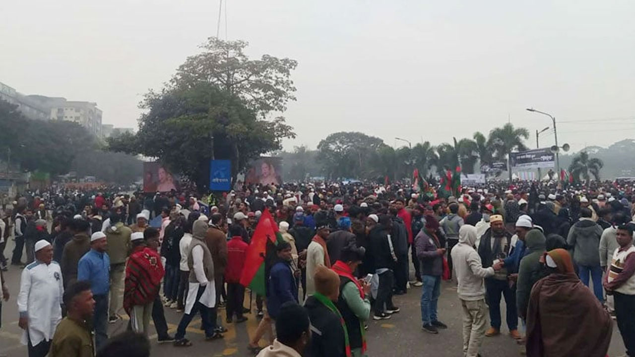 মেট্রোরেলে চড়ে খালেদা জিয়ার জানাজায় আসছেন নেতাকর্মীরা