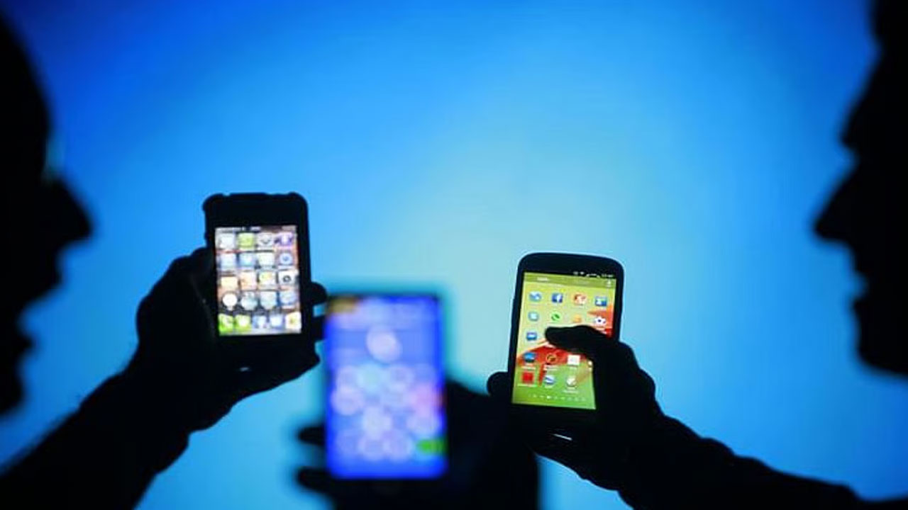 বাড়ছে মোবাইল-ইন্টারনেট, কমছে টেলিভিশনের দাপট