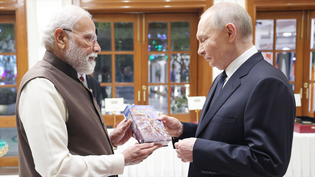 পুতিনকে রুশ ভাষায় অনুবাদকৃত গীতা উপহার মোদির