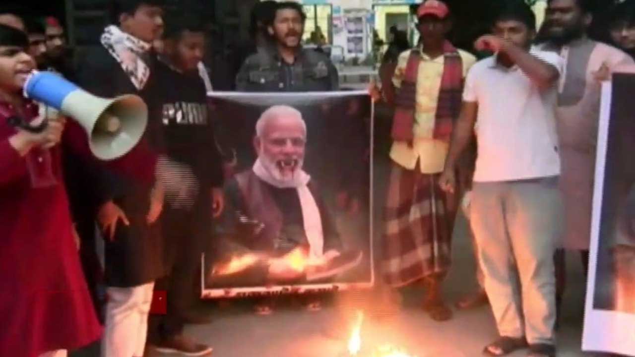 ঢাবিতে নরেন্দ্র মোদির কুশপুতুল দাহ, জুতা নিক্ষেপ