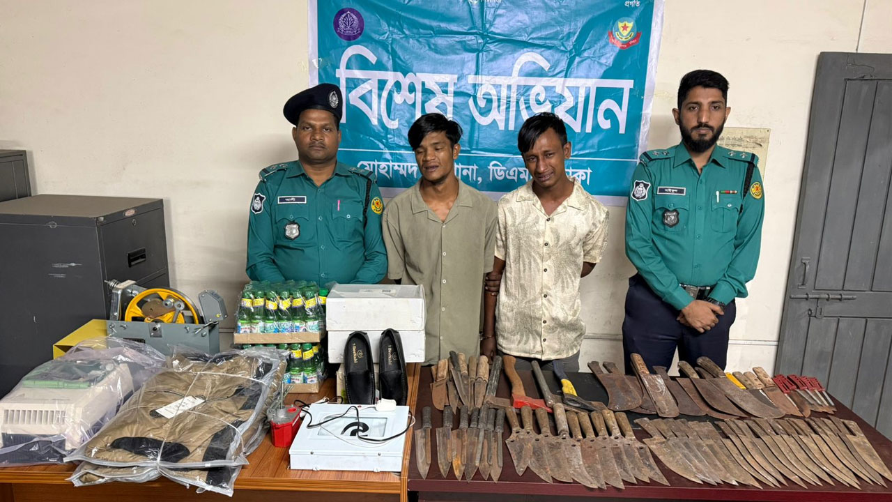 মোহাম্মদপুরে বিশেষ অভিযানে বিপুল পরিমাণ ধারালো অস্ত্র উদ্ধার